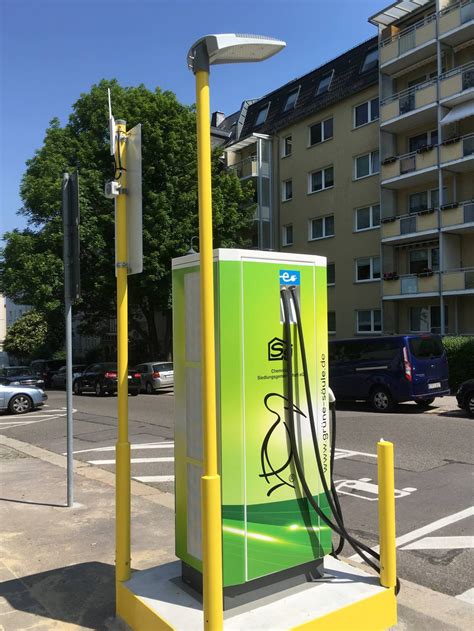 Öffentliche Ladestationen für Elektrofahrzeuge 